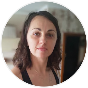 Kelly Calder, a verified buyer, shares her experience using Fairy Bread Farms And Smart Hemp Gummies to manage chronic back pain without prescription medications.